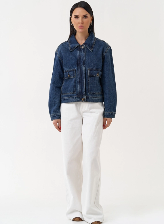 Женская джинсовая куртка синего цвета фото