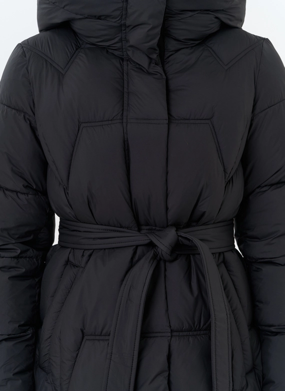 Женский пуховик с поясом фото