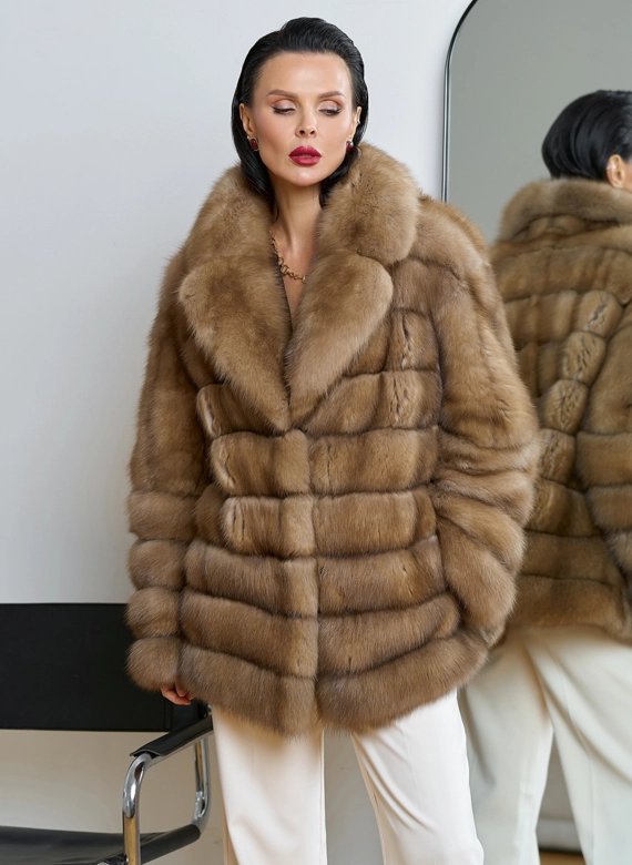 Женская шуба из куницы с английским воротником фото