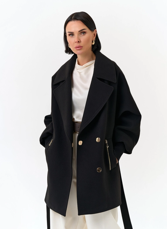 Женское укороченное пальто с декоративными молниями фото